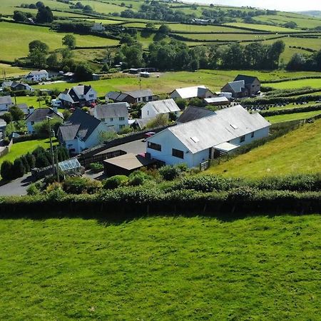 مبيت وإفطار Llanfihangel-y-Creuddyn Y Grange المظهر الخارجي الصورة